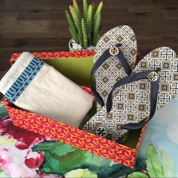 Brand New w Box Tory Burch logo flip flops - Picture 1 of 6